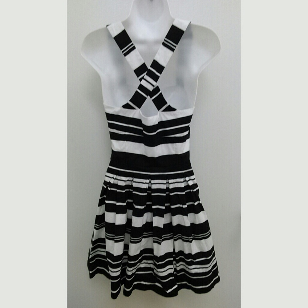 Banana Republic Black & White Fit Flare Pleated Dress 6P - Picture 2 of 4